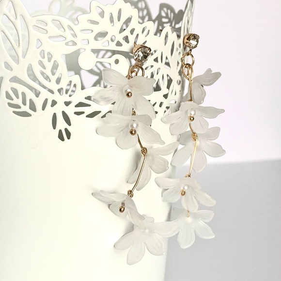 5 for $30 💕 White Lilies Bouquet Earring - Picture 1 of 3